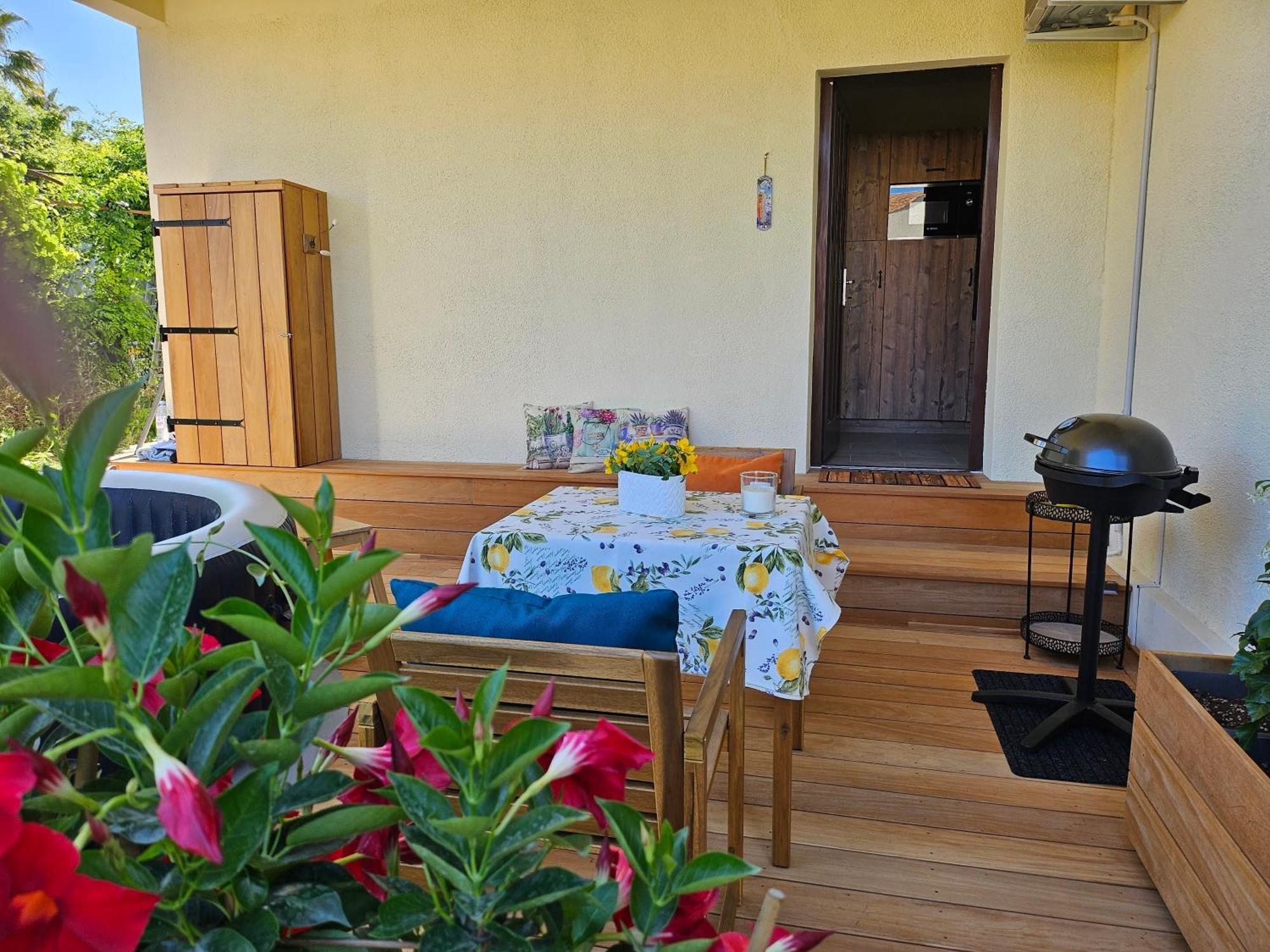 Charmant Studio Pres De La Plage Avec Jacuzzi Et Terrasse Privative Villeneuve-Loubet Exteriér fotografie